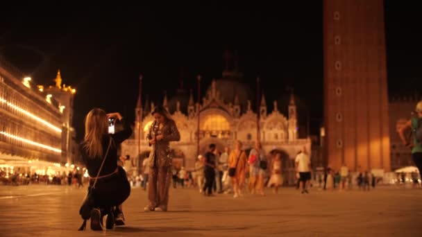 Wenice Włochy Maj 2023 Kobiety Robią Zdjęcia Słynnym Piazza San — Wideo stockowe