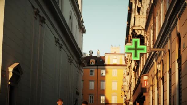 Зелений Хрест Світлодіодний Знак Вході Аптеку — стокове відео