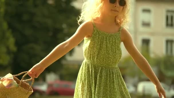 Élégante Petite Fille Blonde Robe Verte — Video