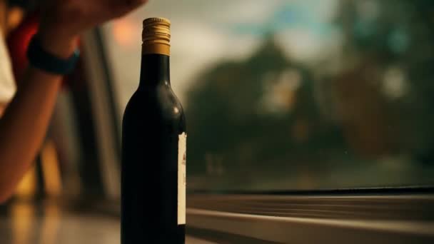 Nałożenie Papierowego Kubka Butelkę Czerwonego Wina — Wideo stockowe
