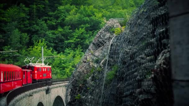 赤い列車が美しい橋で移動する — ストック動画