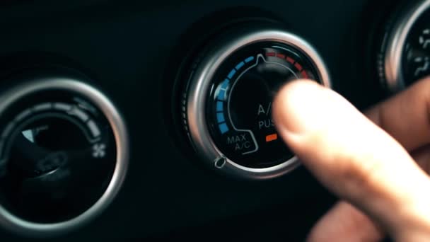 ドライバーは車のエアコンをオフにする — ストック動画
