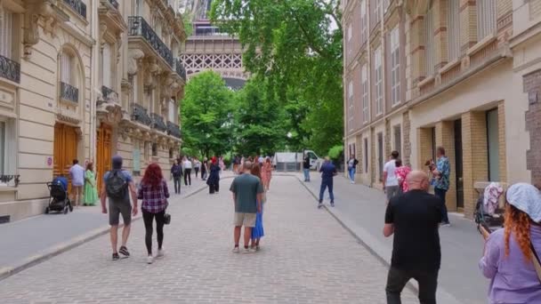 Párizs Franciaország 2023 Június Turisták Régi Utcán — Stock videók