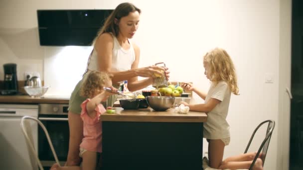 Mama Jej Dwie Córeczki Gotują Razem — Wideo stockowe