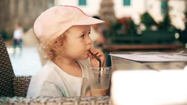 Κοριτσάκι Πίνει Ένα Κρύο Μιλκσέικ Στο Καφέ Του Δρόμου — Αρχείο Βίντεο