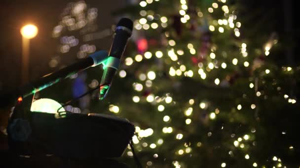 Micrófono Árbol Navidad Año Nuevo Decorado Iluminado — Vídeos de Stock