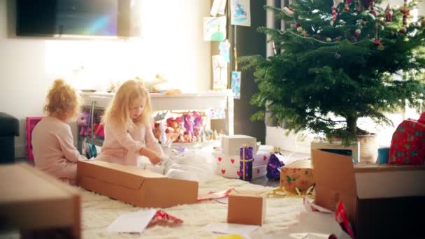 Розмиті Діти Розпаковують Різдвяні Або Новорічні Подарунки — стокове відео