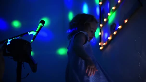 Küçük Kız Güzel Neon Işıklarıyla Dans Ediyor — Stok video