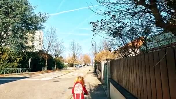 小さな女の子が自転車に乗る — ストック動画