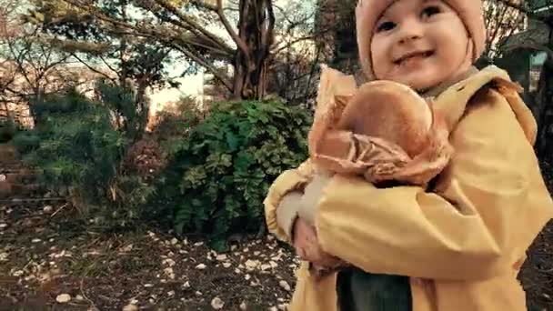 Mutlu Küçük Kız Bir Somun Ekmek Taşıyor — Stok video