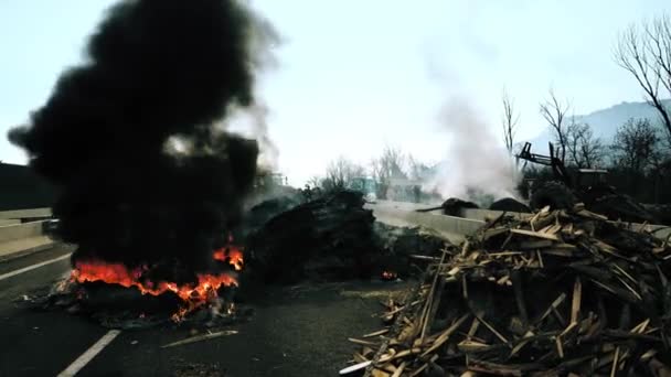 堵塞公路上焚烧轮胎 — 图库视频影像