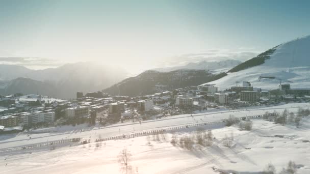 Vista Aérea Concurrida Estación Esquí Alpe Dhuez — Vídeo de stock