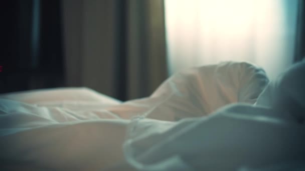 Bir Otel Odasında Kırışık Bir Yatak — Stok video