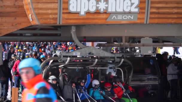 Huez France February Bruary 2024 拥挤的滑雪升降机站 — 图库视频影像
