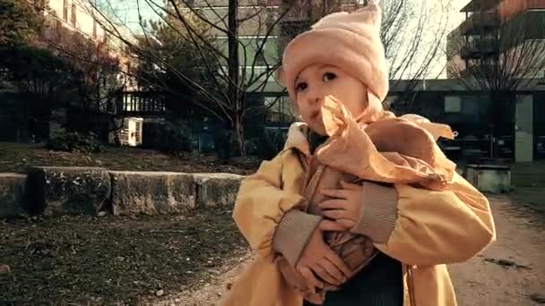 Счастливая Маленькая Девочка Несет Буханку Хлеба — стоковое видео