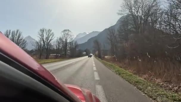 Οδήγηση Κατά Μήκος Του Δρόμου Πυροβόλησε Από Κόκκινο Αυτοκίνητο — Αρχείο Βίντεο