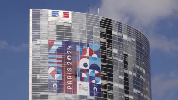 Париж Франция Апреля 2024 Года Небоскрёб Логотипом Олимпийских Игр Париже — стоковое видео