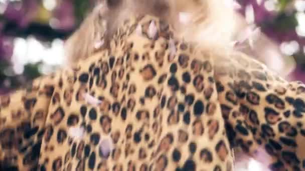 Szczęśliwa Mała Blondynka Skacze — Wideo stockowe