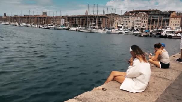 Marseille France Harus 2023 Wanita Muda Menggunakan Smartphone Nya — Stok Video