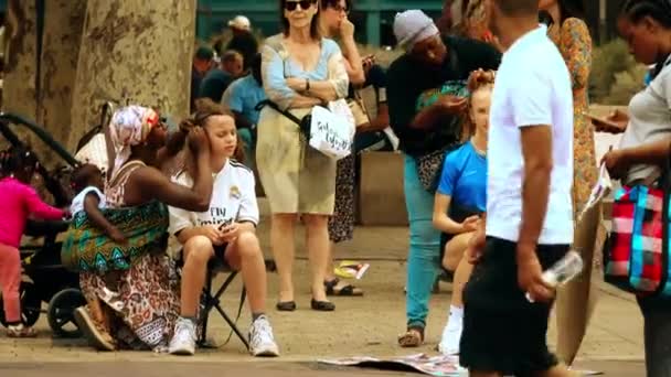 Marseille Frankrijk August 2023 Zwarte Vrouwen Maken Afrikaanse Kapsels — Stockvideo