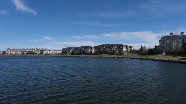 Jezioro Przed Kompleksem Apartamentów — Wideo stockowe