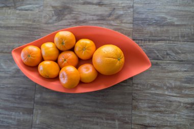 Bir kase portakal ve mandalina.