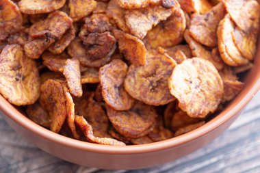 Kızarmış tatlı patates kızartması servis etmeye hazır.