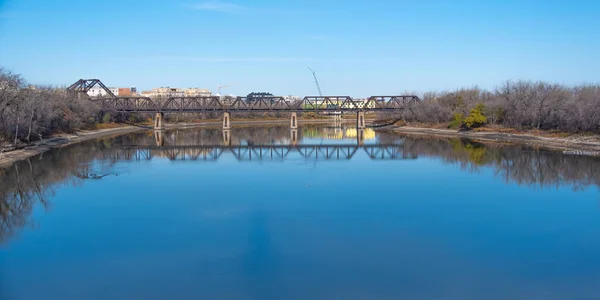 ウィニペグの川を渡る鉄道橋 — ストック写真