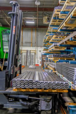 Fabrikada bir forklifte çakma yığını