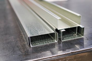 Duvar iskeleti için metal damızlık.