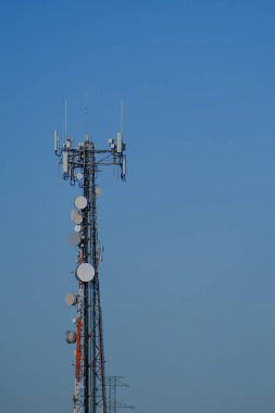 RF İletişim iletim kuleleri bulutlu gökyüzü altında