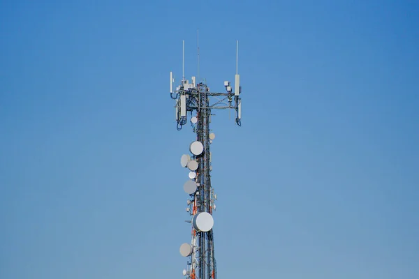 Torres Transmisión Comunicación Bajo Cielo Nublado Ciudad —  Fotos de Stock
