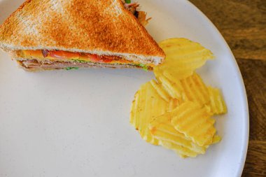 Kızarmış Teksas Kulübü Sandwitch yemeye hazır.