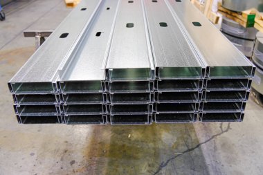 Duvar iskeleti için metal damızlık.