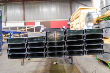 Duvar iskeleti için metal damızlık.