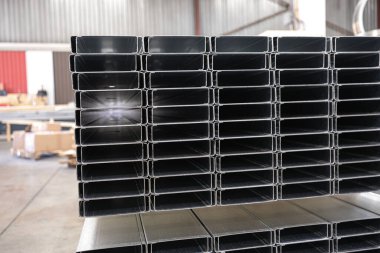 Duvar iskeleti için metal damızlık.