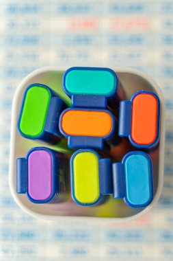 Bir bardaktaki fosforlu kalemler.