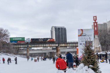 11 Şubat 2023 - Winnjipeg Manitoba Calgary - Kızıl Nehir 'de kayan insanlar