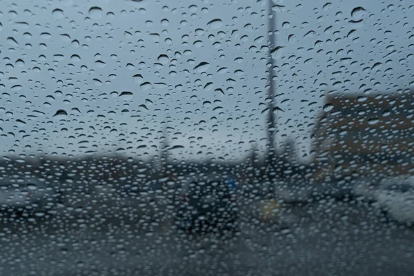 Krople Deszczu Przedniej Szybie Samochodu Parkingu — Zdjęcie stockowe
