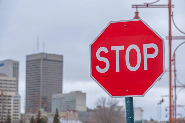 Segnale Stop Con Winnipeg Skyline Manitoba — Foto Stock