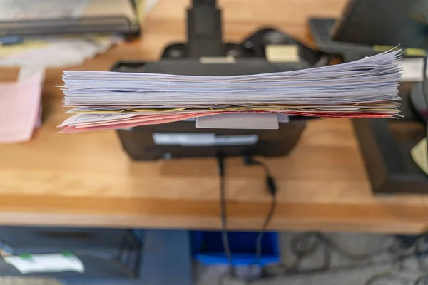 Сканер Документів Стільниці Стопкою Паперу — стокове фото