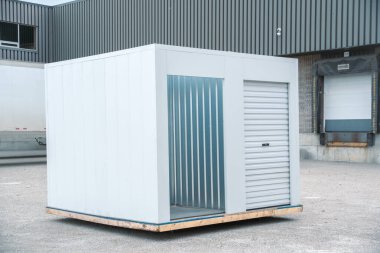 Otoparkta sergilenen depolama ünitesi