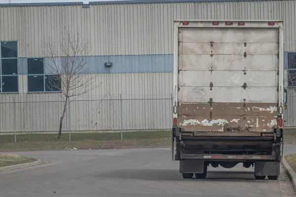 Ciężarowa Przyczepa Zaparkowana Drodze Dzielnicy Biznesowej — Zdjęcie stockowe