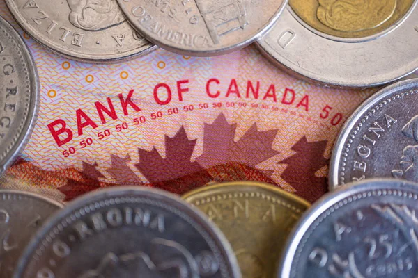 Kanadische Dollarmünzen Und Kanadische Banknoten lizenzfreie Stockbilder