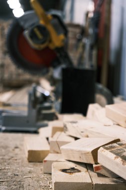 Tahta parçaları bloklar halinde kesilmiş.