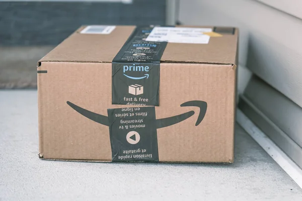 19 Mayıs 2023 - Calgary Alberta Kanada - Amazon teslimat paketleri