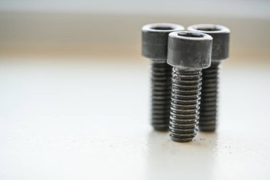 Makineleri bir arada tutmak için kullanılan metal vidalar