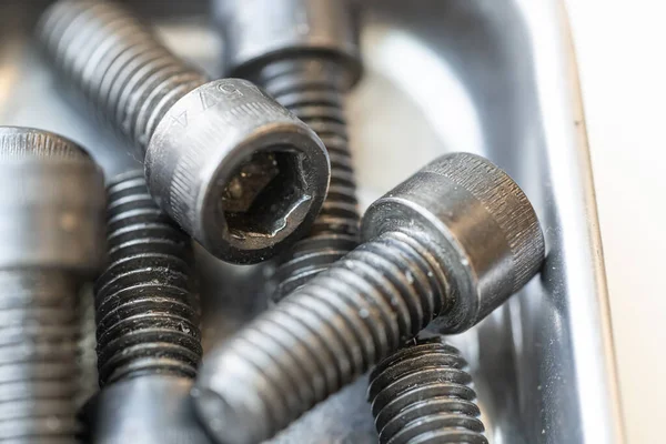 Makineleri Bir Arada Tutmak Için Kullanılan Metal Vidalar — Stok fotoğraf