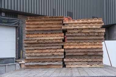 Nakliye malzemeleri için eski geri dönüştürülmüş ahşap paletler