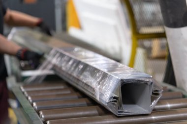 Nakliye için Plastiğe sarılı metal harf parlaması